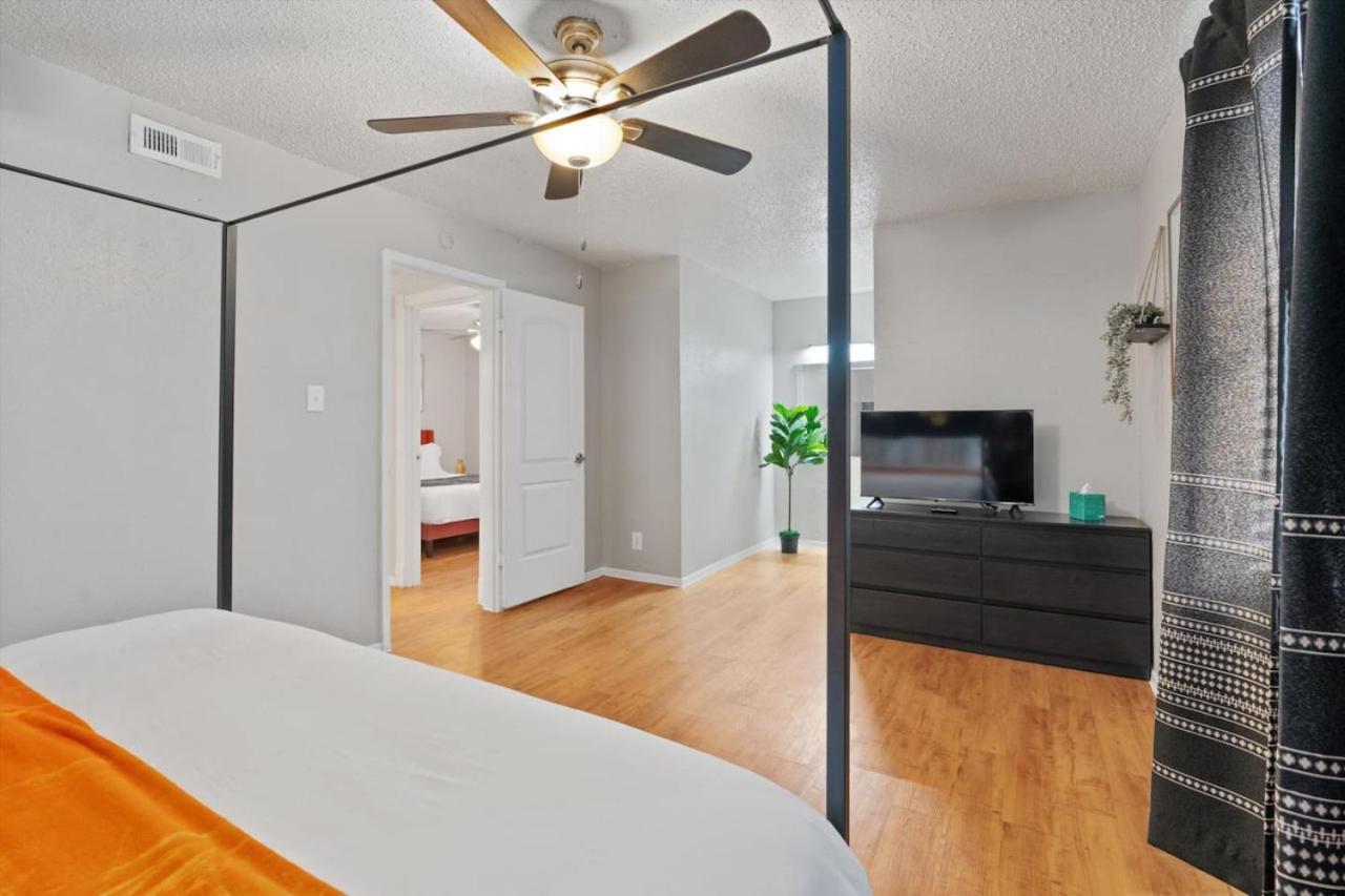 Mins To Downtown - Stunning Haven - Pool Apartment *